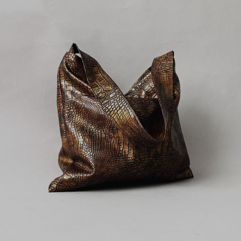 Golden Black Textured Tote | LADO SIMPLE