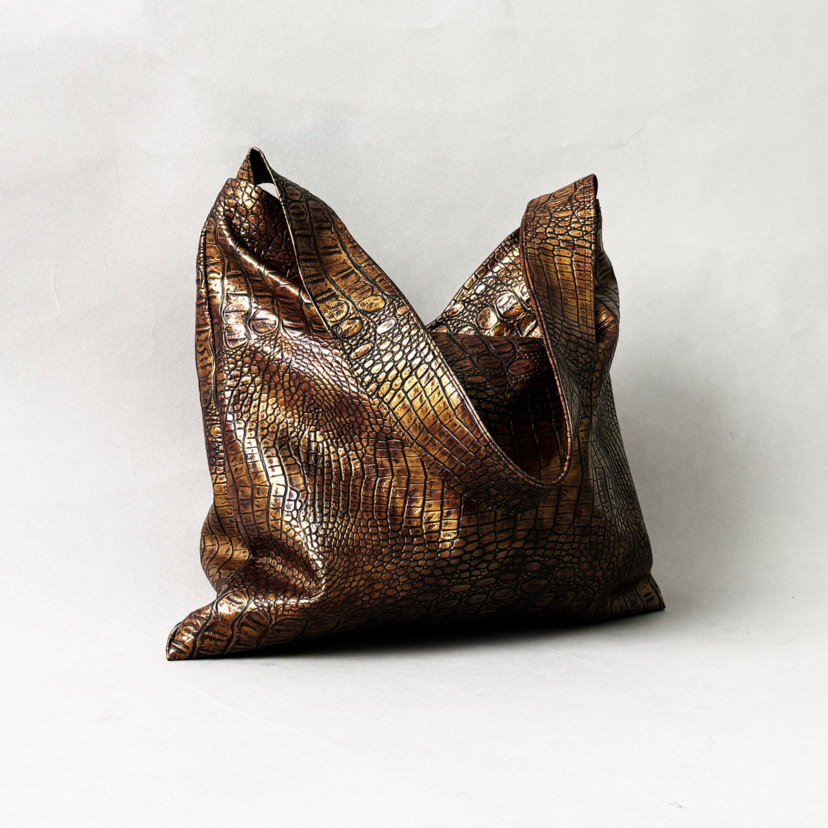 Golden Black Textured Tote | LADO SIMPLE