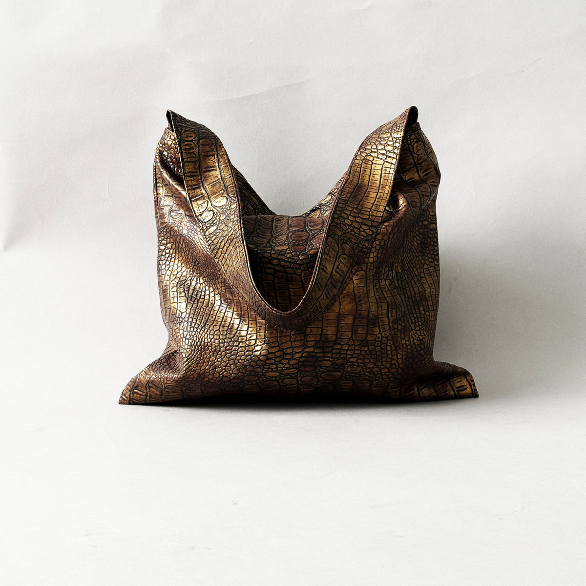 Golden Black Textured Tote | LADO SIMPLE