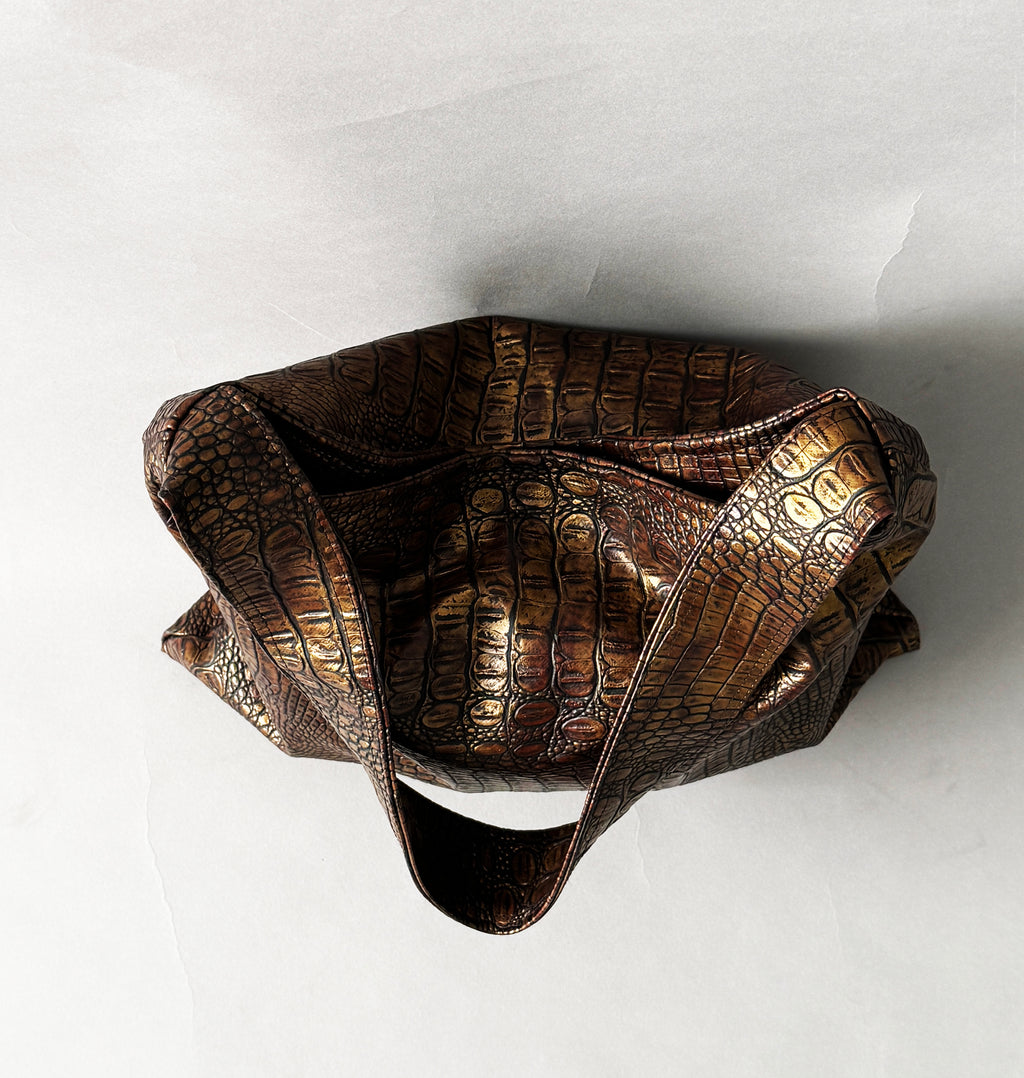 Golden Black Textured Tote | LADO SIMPLE